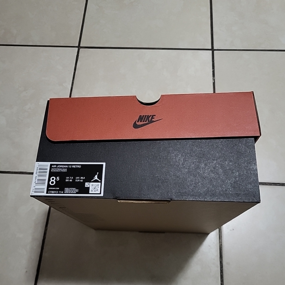 Empty Shoe Box - Picture 3 of 5
